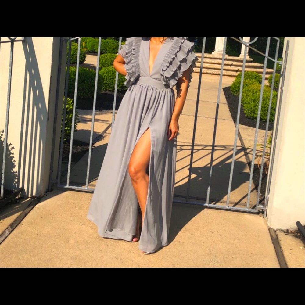 Women’s ruffled v-neck gown with split. Size 8 pet